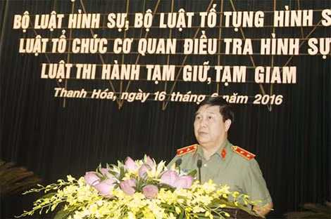 Trung tướng, Giáo sư, Tiến sỹ Nguyễn Ngọc Anh - Cục trưởng Cục Pháp chế và cải cách hành chính, tư pháp (Bộ Công an) truyền đạt nội dung tập huấn tại hội nghị. Trung tướng, Giáo sư, Tiến sỹ Nguyễn Ngọc Anh - Cục trưởng Cục Pháp chế và cải cách hành chính, tư pháp (Bộ Công an) truyền đạt nội dung tập huấn tại hội nghị.