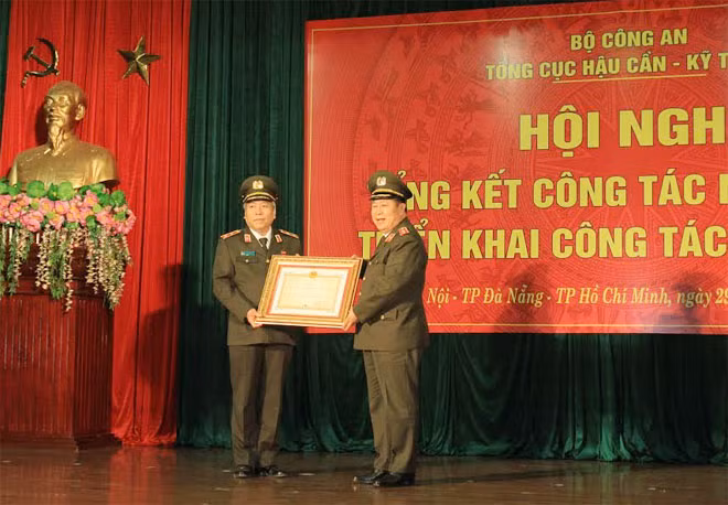 Thừa ủy quyền của lãnh đạo Đảng, Nhà nước, Thứ trưởng Bùi Văn Thành trao tặng Huân chương Bảo vệ Tổ quốc hạng Nhất cho Trung tướng Vũ Thuật, nguyên Phó Tổng cục trưởng Tổng cục HCKT.