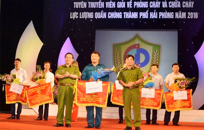 Trao giải cho các đội xuất sắc.