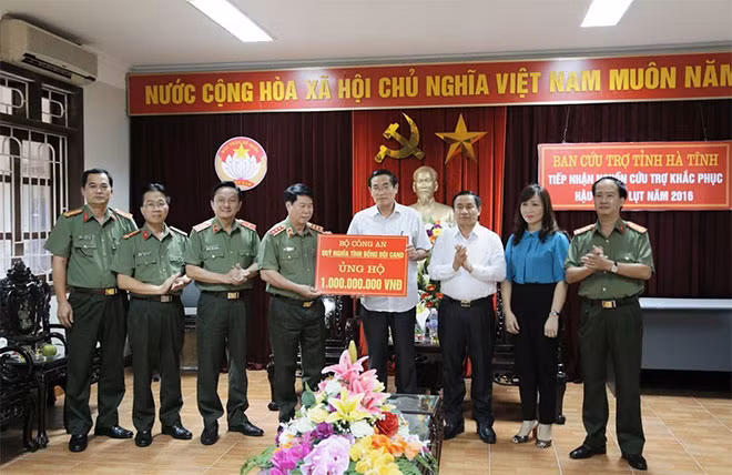 Bộ Công an ủng hộ nhân dân Hà Tĩnh 1 tỷ đồng.