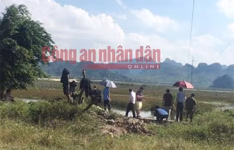 Cơ quan Công an khám nghiệm hiện trường vụ án.
