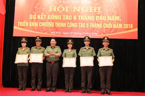 Thứ trưởng Bùi Văn Thành trao thưởng cho các cá nhân có thành tích xuất sắc.