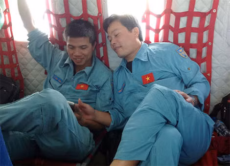 Thiếu tá Nguyễn Văn Chính (phải) cùng trung úy Lê Đức Lam - hai thành viên phi hành đoàn CASA 8983. Ảnh đồng đội cung cấp