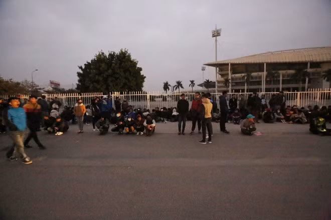 Đêm hôm và cái lạnh tê buốt vào sáng sớm không hề làm giảm đi tình yêu và sự háo hức mà người hâm mộ dành cho đội tuyển cũng như trận bán kết lượt về AFF Cup 2016.