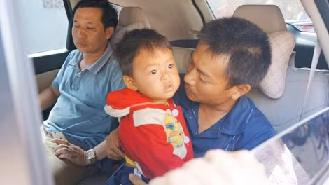 Bị can Đặng Văn Hiến ôm con trước khi theo các trinh sát C45 về cơ quan điều tra.