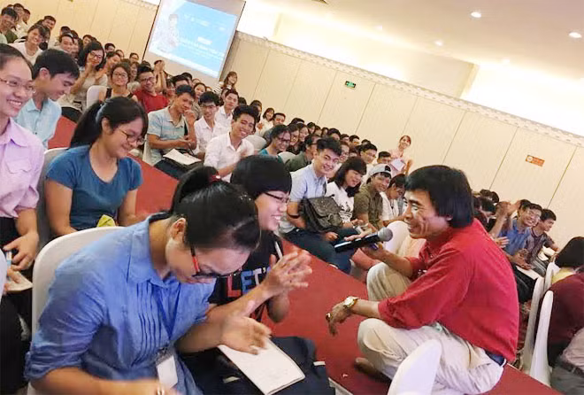 TS Lê Thẩm Dương chia sẻ kinh nghiệm và “truyền lửa” cho sinh viên Hà Nội.