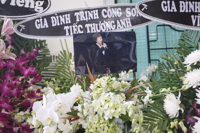 Nghệ sĩ Ưu tú Quang Lý tên thật là Phan Hữu Lý. Ông sinh ngày 1/6/1949 tại Thái Lan. Ông là người con thứ 11 trong gia đình có 12 người con.