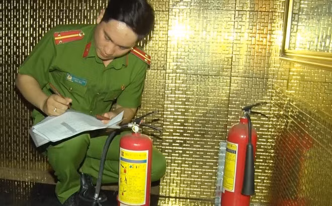 Kiểm tra phương tiện PCCC tại quán karaoke ở quận Hải Châu. Kiểm tra phương tiện PCCC tại quán karaoke ở quận Hải Châu.