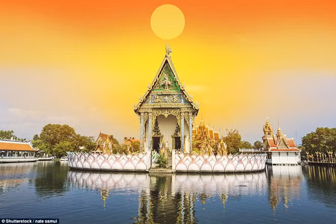 Một ngôi chùa Phật giáo đẹp lộng lẫy là một phần của một ngôi đền ở đảo Samui ở Thái Lan. Một ngôi chùa Phật giáo đẹp lộng lẫy là một phần của một ngôi đền ở đảo Samui ở Thái Lan.
