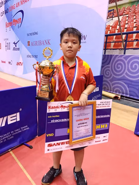 Nhà vô địch nhí nội dung Nhi đồng đơn U10 Nguyễn Minh Hiếu. Nhà vô địch nhí nội dung Nhi đồng đơn U10 Nguyễn Minh Hiếu.