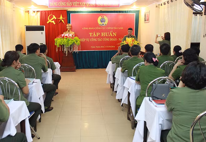 Các đại biểu và học viên tham dự lớp tập huấn.