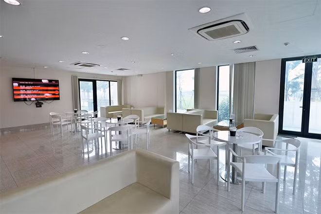 Căng tin bán đồ ăn thức uống bóng bẩy, sạch sẽ. Mỗi học viên có chế độ ăn tuỳ theo giai đoạn: lúc tập không thi đấu, không tập không thi đấu và thi đấu. Chi phí dao động từ 180.000 đồng đến 300.000 đồng/người/ngày.