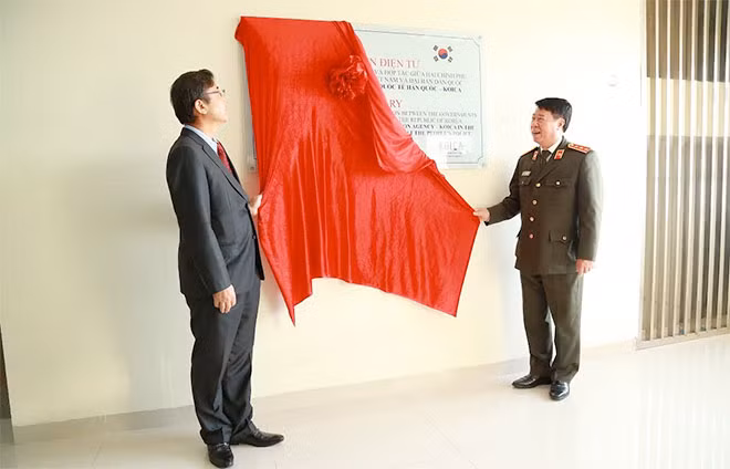 Thứ trưởng Bùi Văn Nam và Tổng lãnh sự quán Hàn Quốc tại Việt Nam thực hiện nghi lễ kéo tấm lụa tại biển tên thư viện điện tử Học viện CSND.