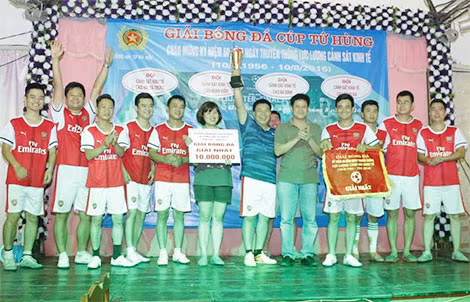 Đội Cảnh sát kinh tế Công an quận Hai Bà Trưng đoạt cup.