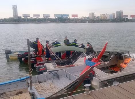 Lực lượng cứu hộ trắng đêm tìm kiếm các nạn nhân.