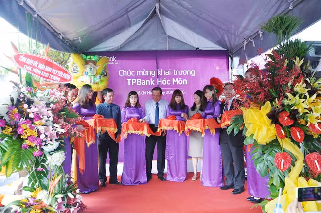 Cắt băng khai trương TPBank Hóc Môn.