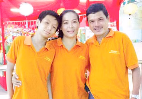 Mai Trần cùng vợ và con trai tham gia gameshow của Đài Truyền hình TP HCM (HTV).