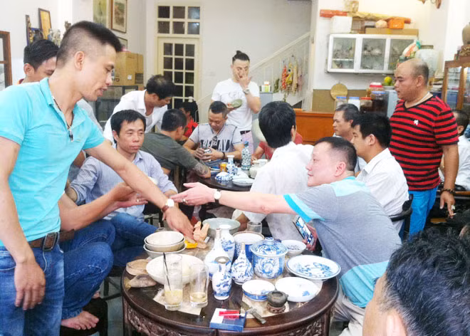 Một buổi sinh hoạt cuối tuần của giới sưu tập tại café Cổ Ngoạn Tràng An.