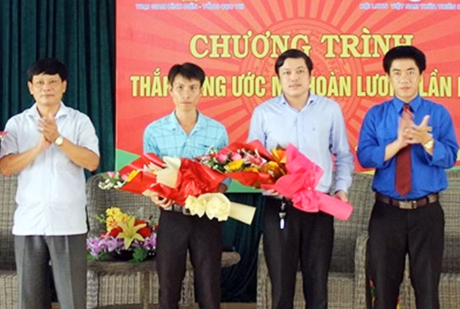 Lãnh đạo địa phương tặng hoa động viên một số tấm gương tiêu biểu làm kinh tế giỏi, tái hòa nhập cộng đồng sau khi mãn hạn tù.