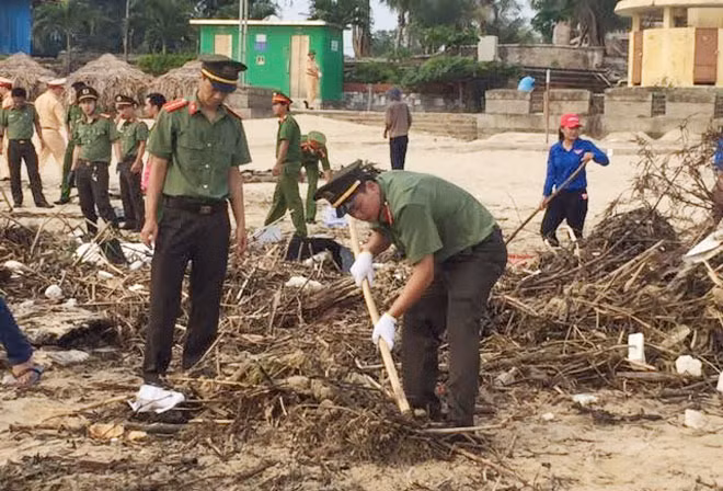 Hàng chục tấn rác đã được tập kết, thu gom đưa đi xử lý nơi quy định.