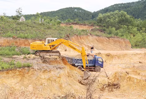 Một trong 2 điểm khai thác đất trái phép của DN Minh Quân bên tuyến tỉnh lộ 15.