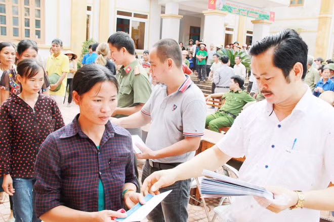 Các nhà hảo tâm chia sẻ khó khăn với bà con vùng rốn lũ Hà Tĩnh. Các nhà hảo tâm chia sẻ khó khăn với bà con vùng rốn lũ Hà Tĩnh.
