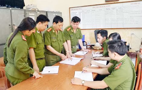 Trung tá Ninh Thế Cường cùng đồng đội họp bàn phương án phá án.