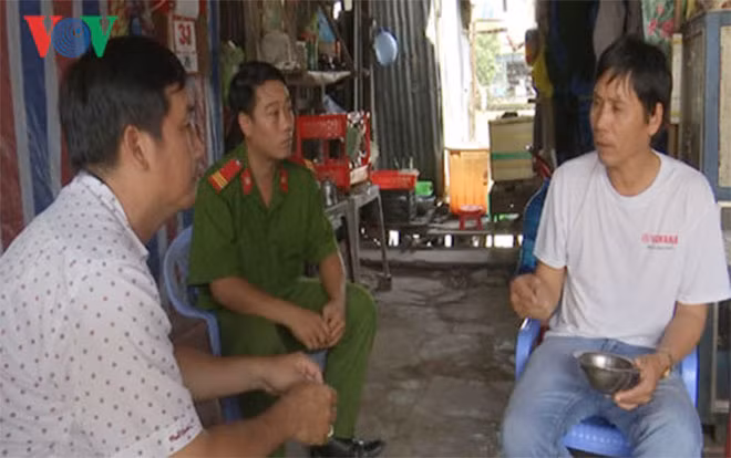 Ông Võ Văn Diệp kể lại với phóng viên việc phát hiện cơm chuyển sang màu tím sen.