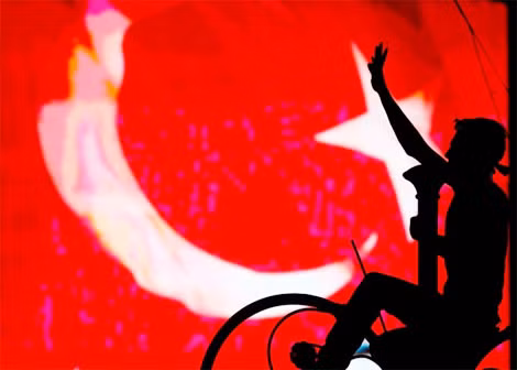 Bóng người biểu tình nổi trên nền cờ Thổ Nhĩ Kỳ ở Ankara.
