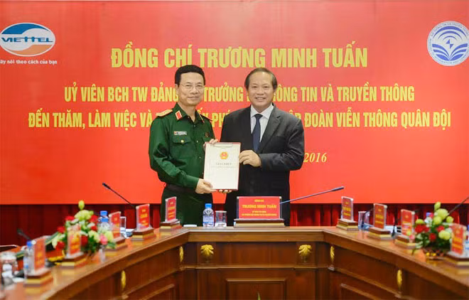 Bộ trưởng Trương Minh Tuấn đã trao giấy phép cung cấp 4G cho Viettel.