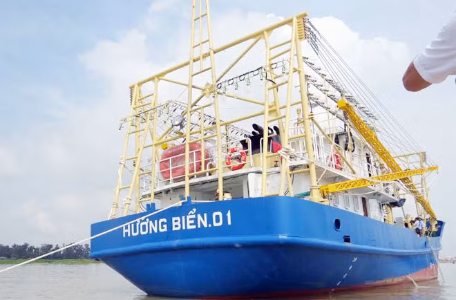 Tàu đánh cá vỏ thép Hướng Biển 01 neo đậu tại cảng cá Đông Tác. Tàu đánh cá vỏ thép Hướng Biển 01 neo đậu tại cảng cá Đông Tác.