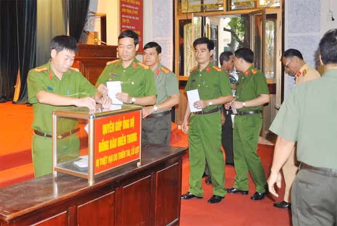 Công an tỉnh Hải Dương quyên góp hơn 400 triệu đồng ủng hộ đồng bào miền Trung.