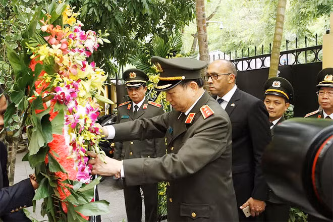 Bộ trưởng Tô Lâm đặt vòng hoa, viếng Lãnh tụ Cuba Fidel Castro. Bộ trưởng Tô Lâm đặt vòng hoa, viếng Lãnh tụ Cuba Fidel Castro.