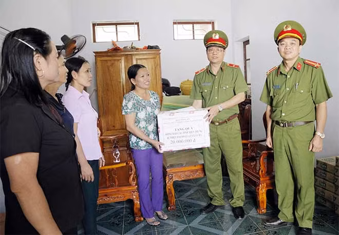 Tặng quà cho trường mầm nòn Xã Hoà Hải.