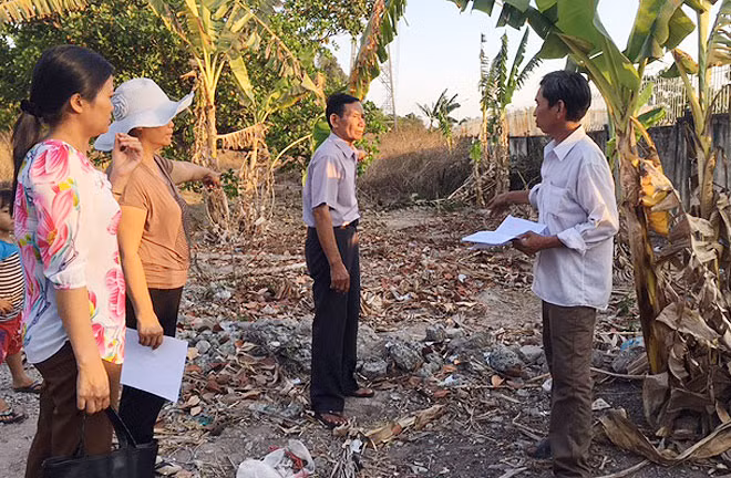 Người dân bức xúc vì không có lối đi, không có điện, nước để sinh hoạt.