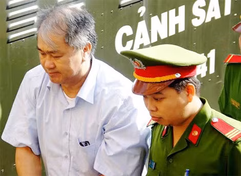 Dẫn giải bị cáo Phạm Công Danh - Ảnh: Hồng Cơ.