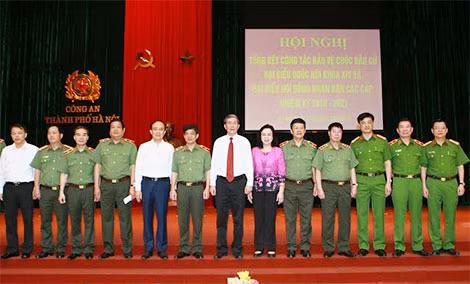 Đồng chí Đinh Thế Huynh, Ủy viên Bộ Chính trị, Thường trực Ban Bí thư và Thứ trưởng Bùi Văn Nam với các đại biểu tham dự Hội nghị