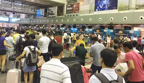Vụ tin tặc tấn công hai sân bay lớn của Việt Nam đã khiến hơn 100 chuyến bay bị ảnh hưởng, trong đó hàng chục chuyến bay bị chậm giờ từ 15 cho đến hơn 1 tiếng.