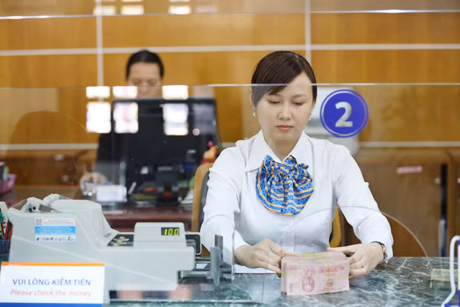 Lãi suất VND chịu nhiều áp lực khi tỷ giá USD tăng.