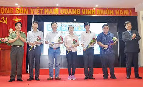 Ban Tổ chức trao thưởng cho các tác phẩm đạt giải.