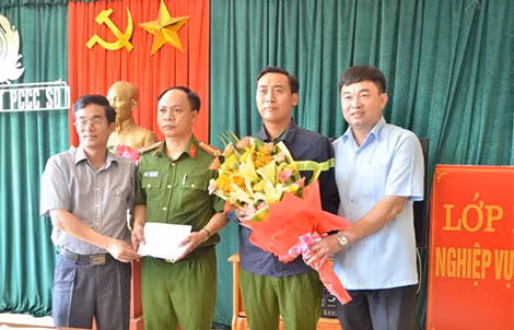Lãnh đạo TP Móng Cái khen thưởng Phòng Cảnh sát PCCC số 1.