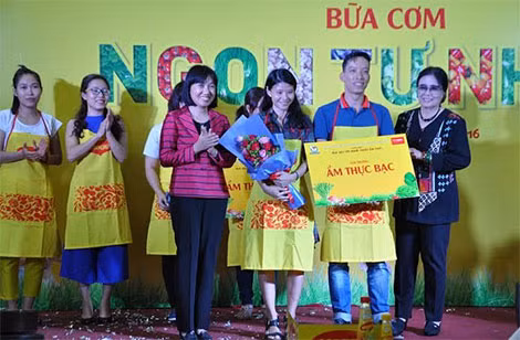 Ban tổ chức trao giải cho các đội thắng cuộc.