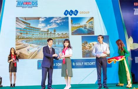 Đại diện FLC Sầm Sơn nhận giải thưởng kiến trúc đẹp nhất tại lễ trao giải uy tín The Guide Awards.