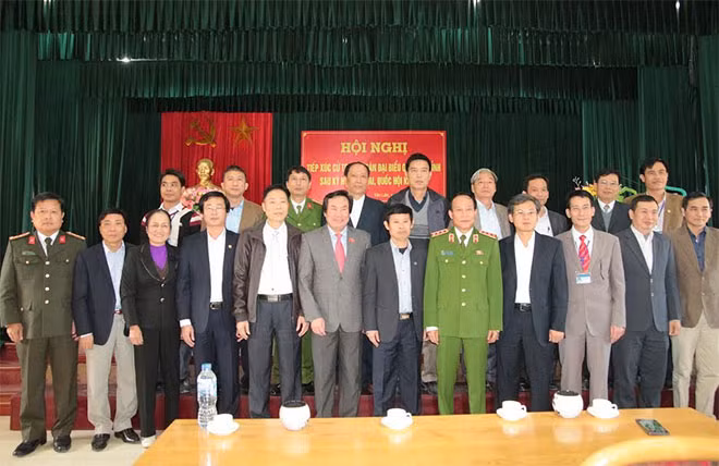 Thứ trưởng Lê Quý Vương chụp ảnh lưu niệm cùng cử tri huyện Văn Lâm.