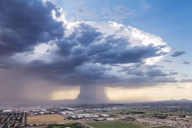 Hình ảnh Bom mưa - microburst được chụp lại tại Phoenix, Arizona hôm 18-7.