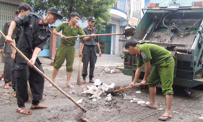 CBCS Công an Phú Yên thu dọn về sinh môi trường đường phố nội thành Tuy Hòa và xã An Lĩnh, huyện Tuy An.