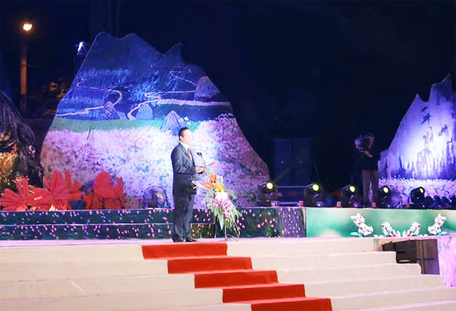 Đồng chí Nguyễn Văn Sơn, Phó Bí thư Tỉnh ủy, Chủ tịch UBND Tỉnh Hà Giang phát biểu tại buổi lễ.