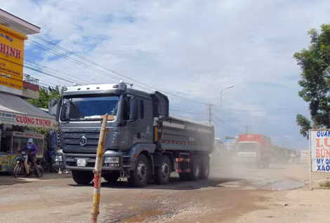 Xe tải, xe ben chở đất, cát qua địa bàn xã Đại Hiệp gây bụi bặm làm ô nhiễm môi trường. Xe tải, xe ben chở đất, cát qua địa bàn xã Đại Hiệp gây bụi bặm làm ô nhiễm môi trường.