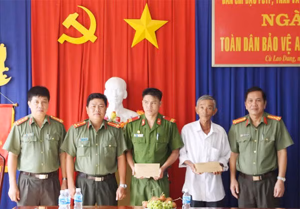 Lãnh đạo Công an tỉnh Sóc Trăng và đại diện Báo CAND, trao tặng 100 triệu đồng xây dựng 2 căn nhà tình nghĩa tại huyện Cù Lao Dung.