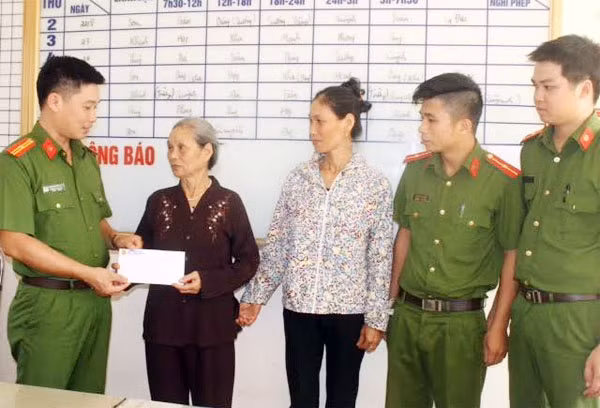 Công an phường trao trả tiền cho bà Thách. Công an phường trao trả tiền cho bà Thách.